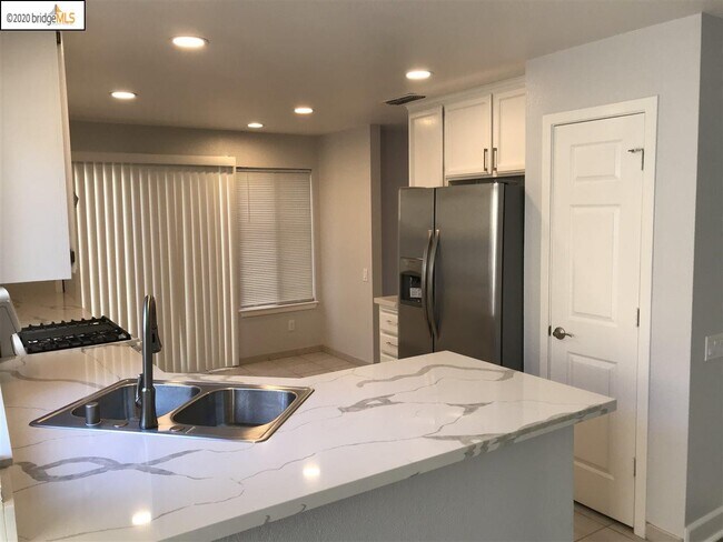 Foto del edificio - 380 Robinwood Ave