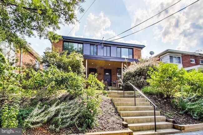 Foto del edificio - 213 Hawaii Ave NE