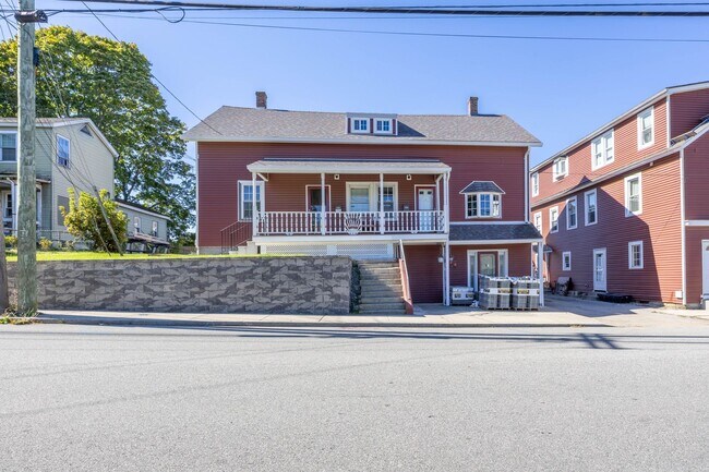 Foto del edificio - Spacious 3-Bedroom Duplex in Griswold