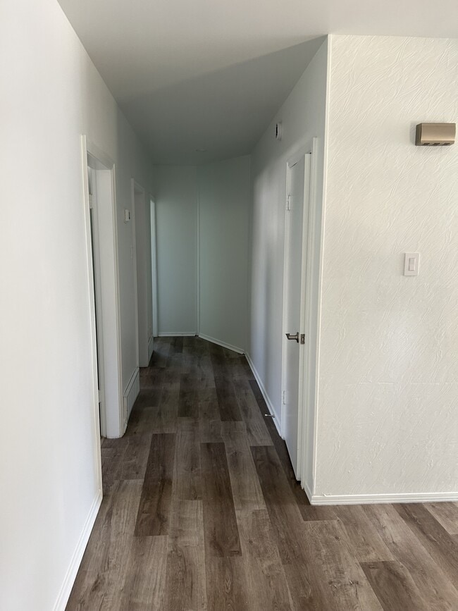 Building Photo - 11827-11847 47 St NW