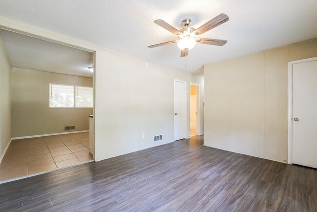Building Photo - 8216 Saxon Ct