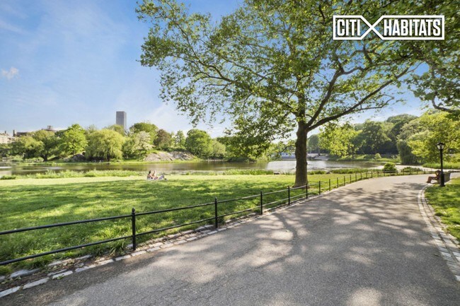 Building Photo - 207 W 110th St