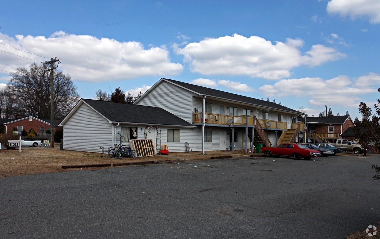 Primary Photo - Sandlyn Apartments