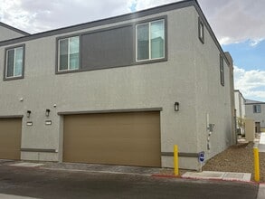 Building Photo - 6131 Garden Oasis St