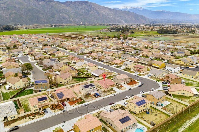 Building Photo - Haven Of Comfort With This Stunning 3 Bed/...