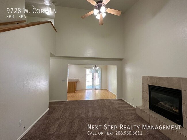 Building Photo - 3 Bed 2 Bath Townhome - NO SECURITY DEPOSI...
