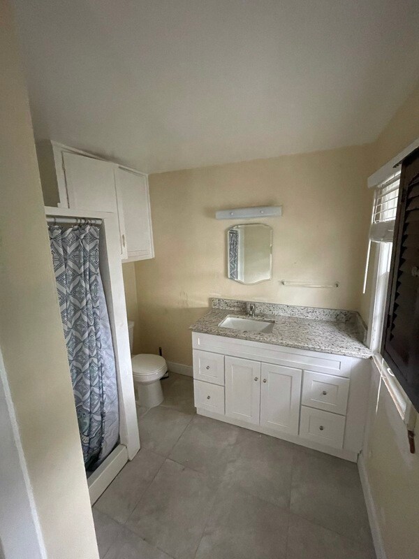Building Photo - 613 Bourne Pl