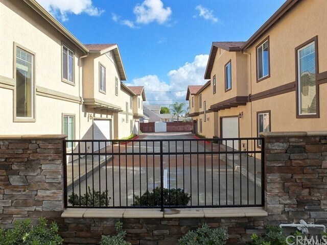 Foto principal - 8758 Walker St