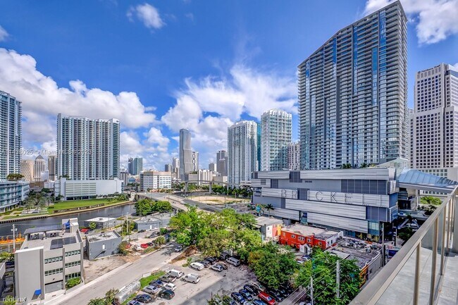 Foto del edificio - 2 br, 2 bath Condo - 88 SW 7th St Luxury r...