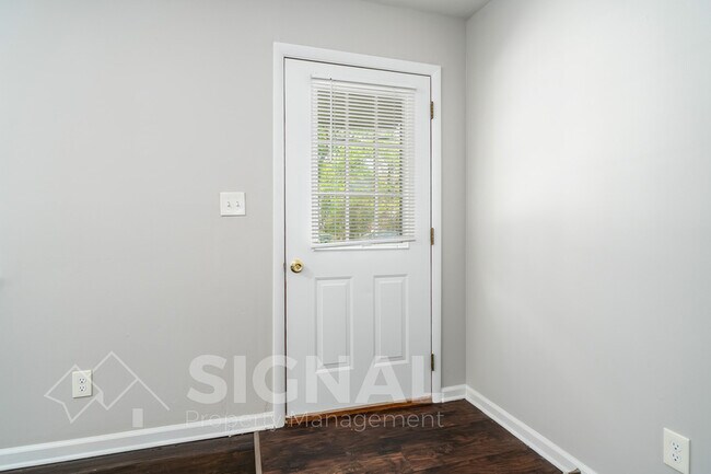 Foto del edificio - 205 Navajo Trail Rd