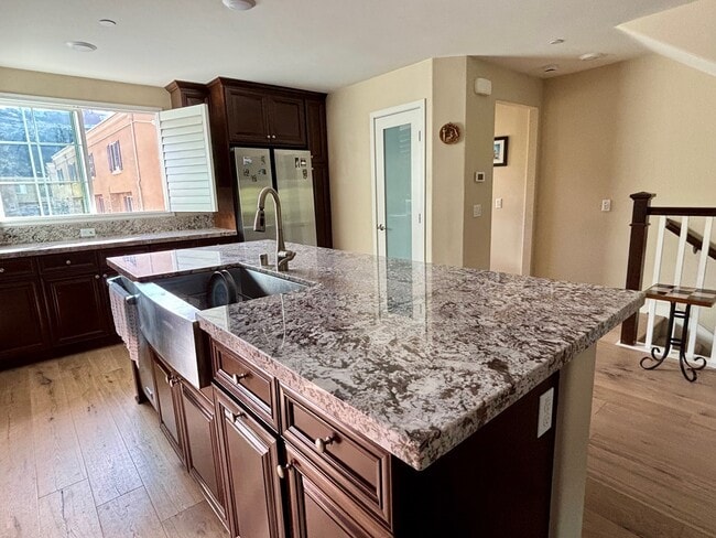 Foto del edificio - 2406 Torrey Pines Rd