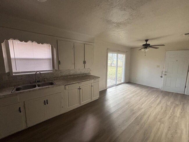 Building Photo - 805 Pershing Ave