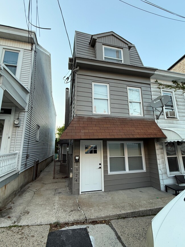 Building Photo - 1324 W Norwegian St