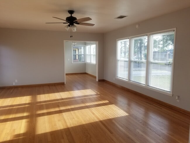 Foto del edificio - 5165 Carlingford Ave