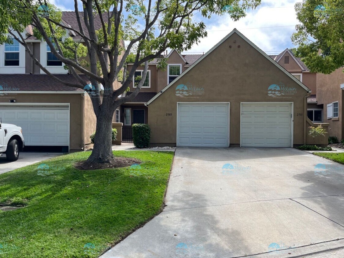 Foto principal - Stunning 2BR/2BA Townhome for Rent in Carl...