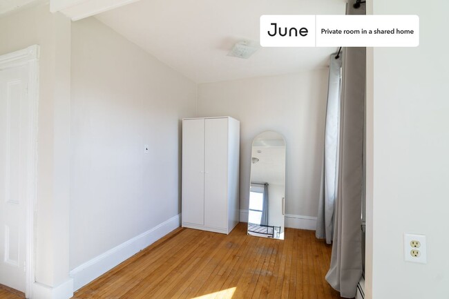 Foto del edificio - Private bedroom in 3 bed/1 bath Home