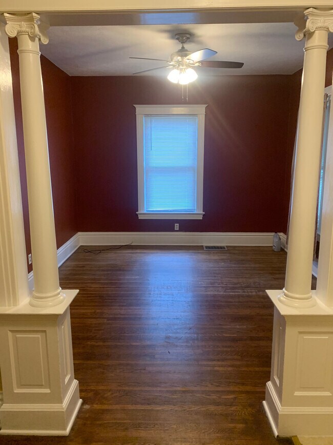 Building Photo - 457 W Lawrence Ave