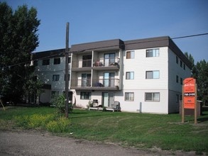 Building Photo - Spruce Manor