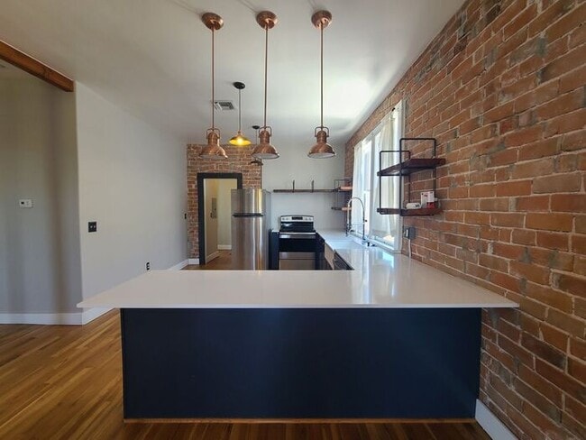 Building Photo - 710 N 6th Ave