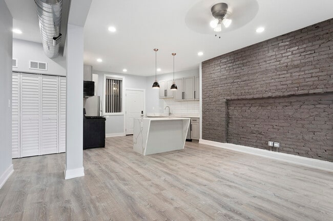 Building Photo - 7644 N Eastlake Terrace