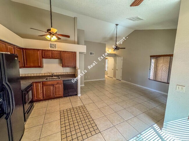 Building Photo - 2 Bedroom Westside Townhome!