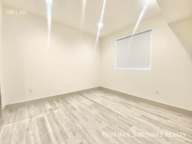 Building Photo - 4847 Oakwood Ave