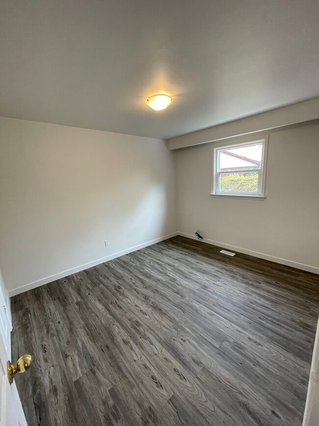 Building Photo - 147 Waverley Dr