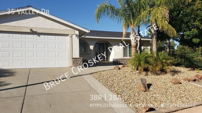 Building Photo - Move-in ready! Spacious home, close to par...