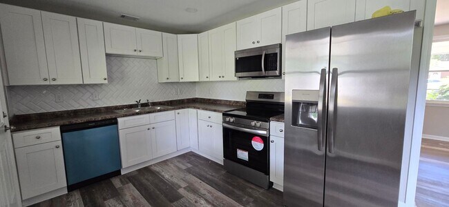 Building Photo - FRESH RENOVATION - NEW APPLIANCES - $1795!