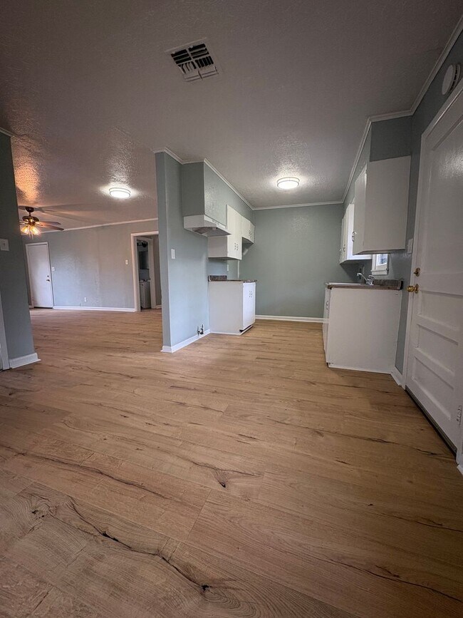 Foto del edificio - Beautiful 3 Bedroom/1&1/2 Bath Home with Central Air & Heat