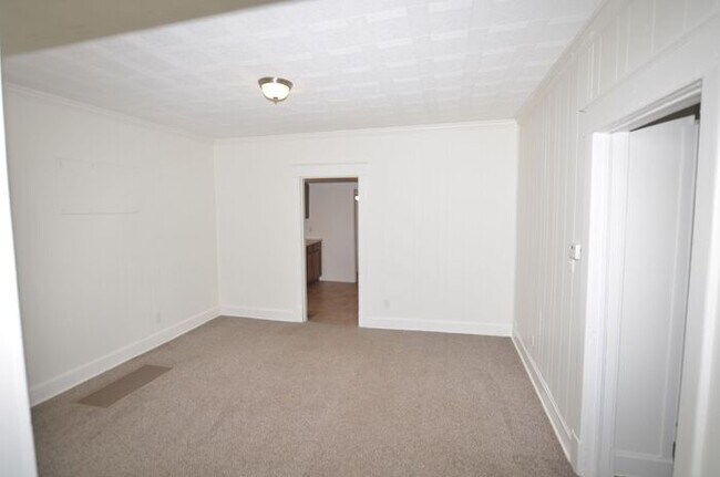 Building Photo - Move-in Ready!
