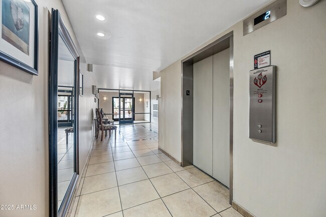 Foto del edificio - 7940 E Camelback Rd