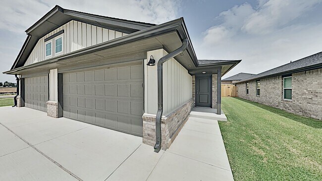 Foto del edificio - 2 Bedroom 2 Bathroom 2 Car Garage Duplex close to Broadway Extension, a short distance from Edmon...