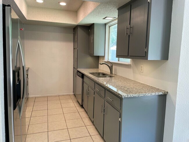 Building Photo - CLOSE TO DOWNTOWN!