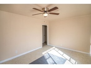 Building Photo - 1003 Poinsettia St