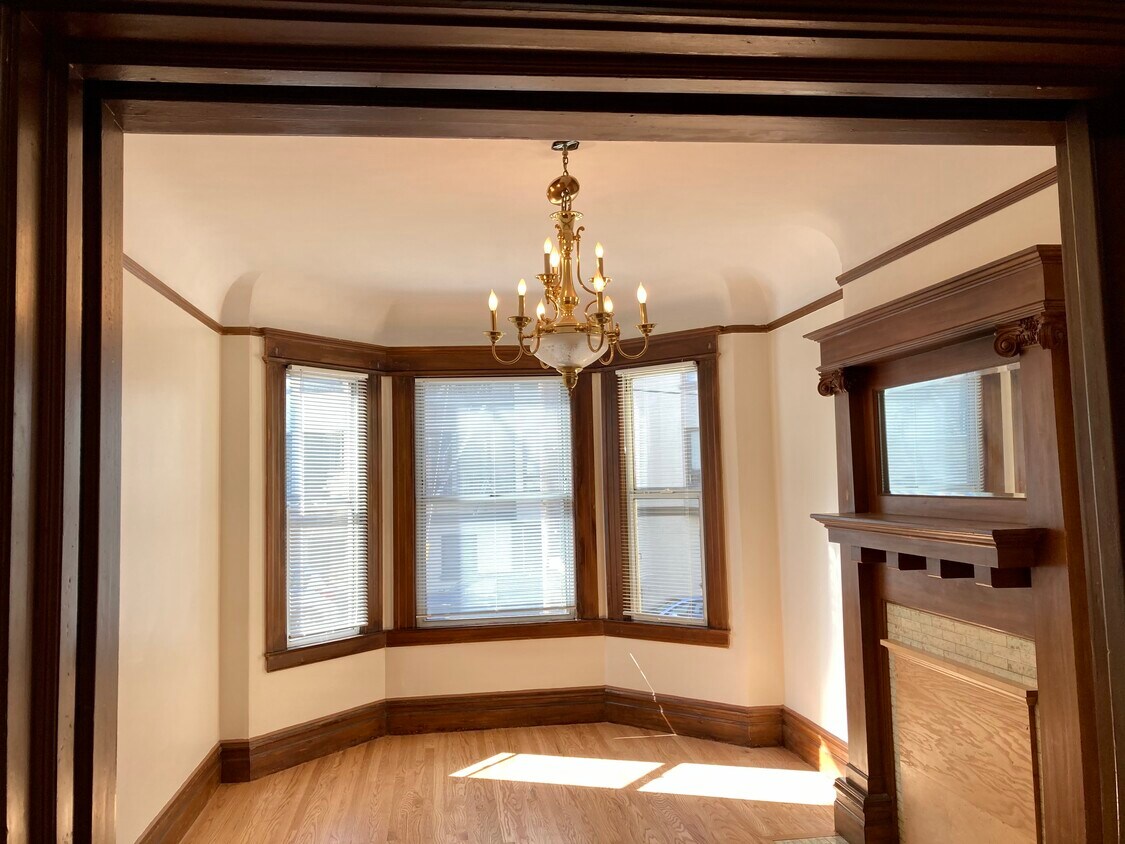 Exterior, street-facing living room - 1464 Leavenworth St