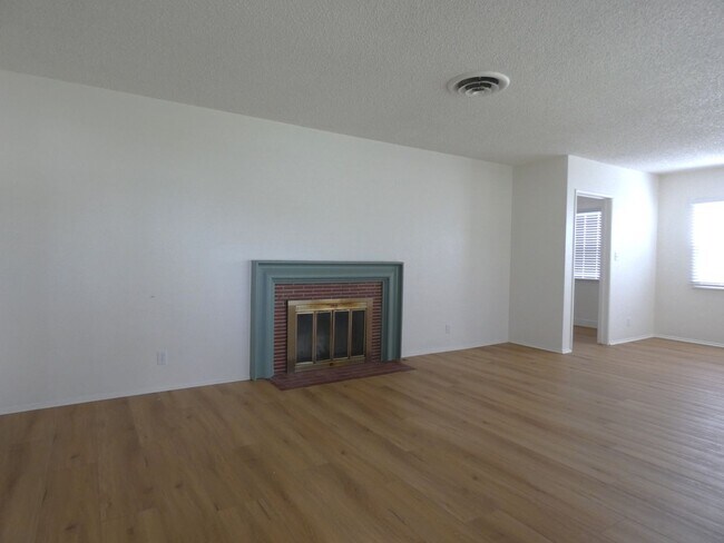 Foto del edificio - **Available NOW in Whittier!**