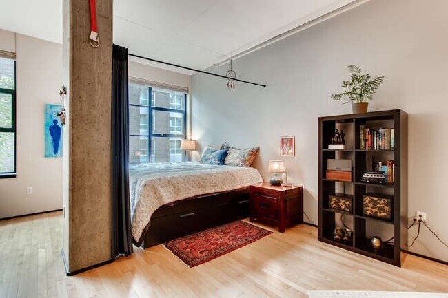 Foto del edificio - Elizabeth Lofts - FURNISHED Pearl District studio condo w/parking/concierge/most utilities