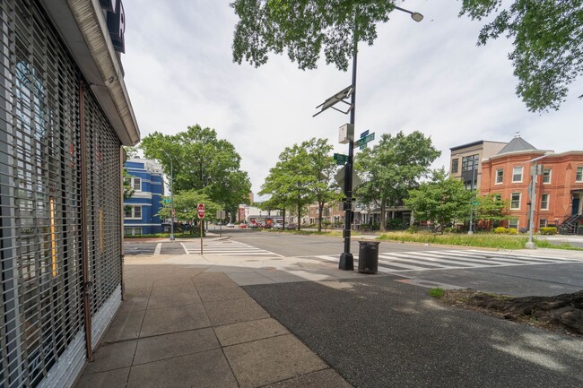 Building Photo - Spacious 1 BD 2 BA Apartment in the Histor...