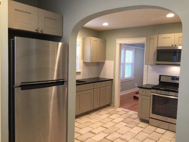 Building Photo - Midtown 2 bed/ 1 bath - Fully Remodeled wi...