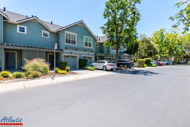 Building Photo - 333 Oaktree Dr
