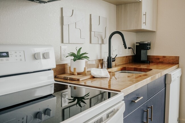 Building Photo - University Lofts