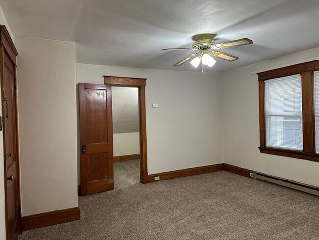 Building Photo - 2nd Floor 1 Bedroom 1 Bathroom Apt Located...