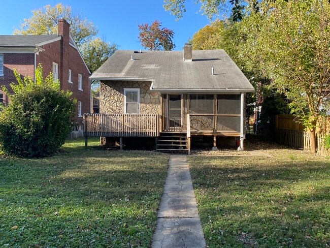 Building Photo - 3 bedroom house off of Bardstown Rd