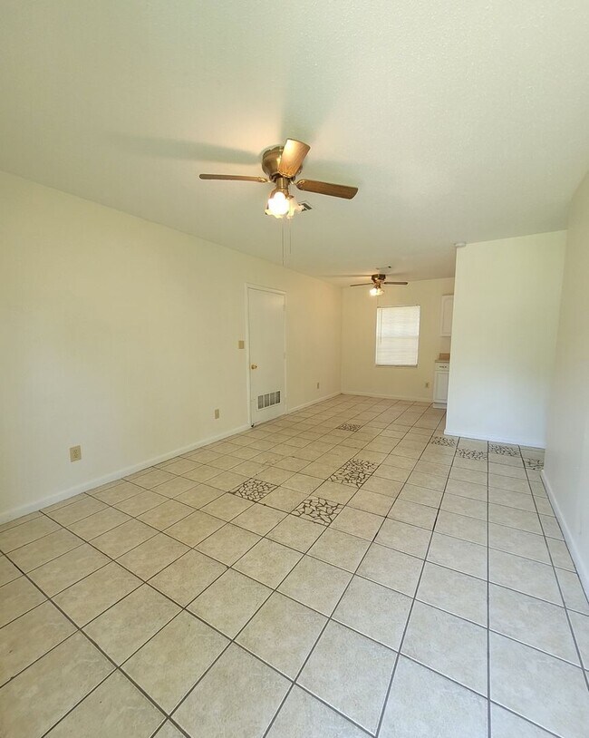 Foto del edificio - 218 McKinley Dr Pensacola, FL 32505: Janua...