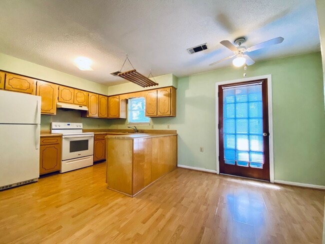 Foto del edificio - AVAILABLE NOW  [PET FRIENDLY]