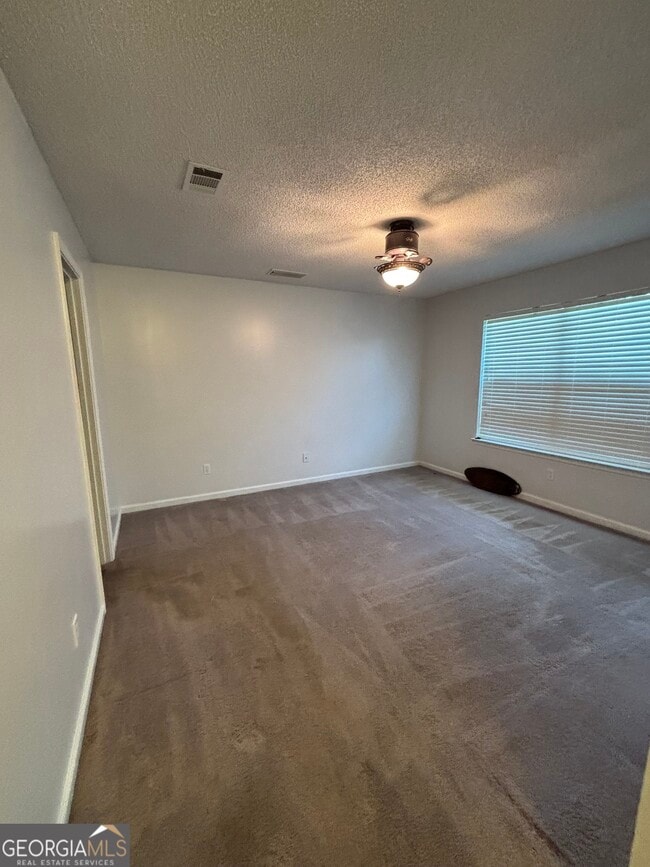 Building Photo - 303 Foxwood Dr