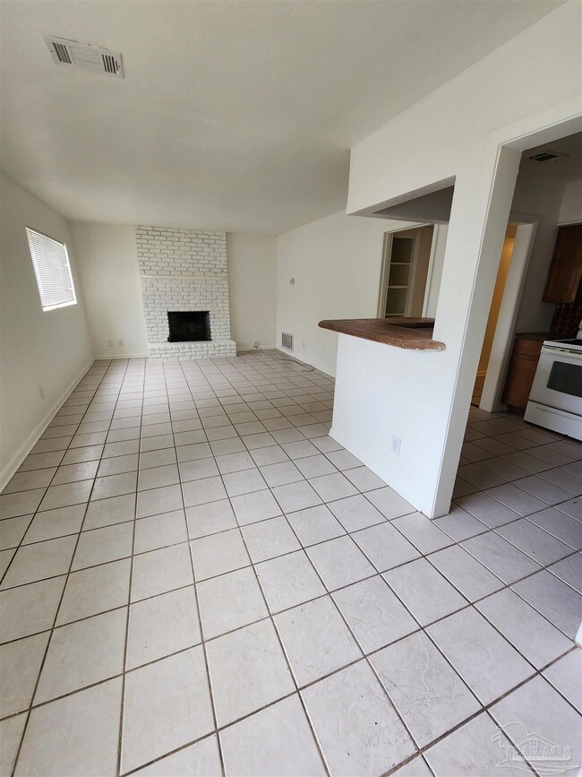 Building Photo - 605 Edison Dr