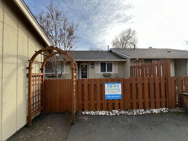 Foto del edificio - Bright 2 bedroom, 1 bath in a Private community with surrounding amenities in Hillsboro Magnolia ...