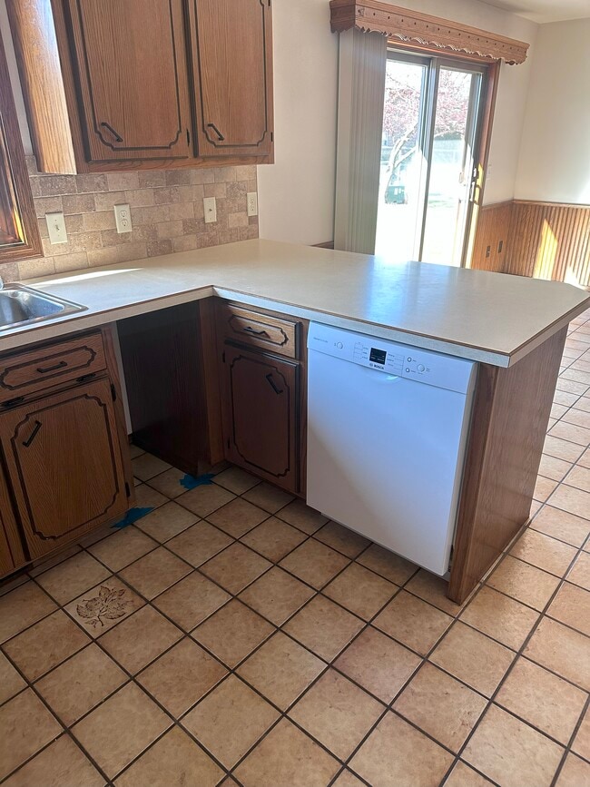 kitchen dishwasher - 14 Duchess Ct